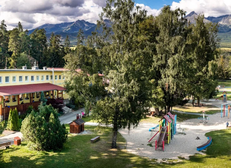 Place zabaw z widokiem na las i Tatry