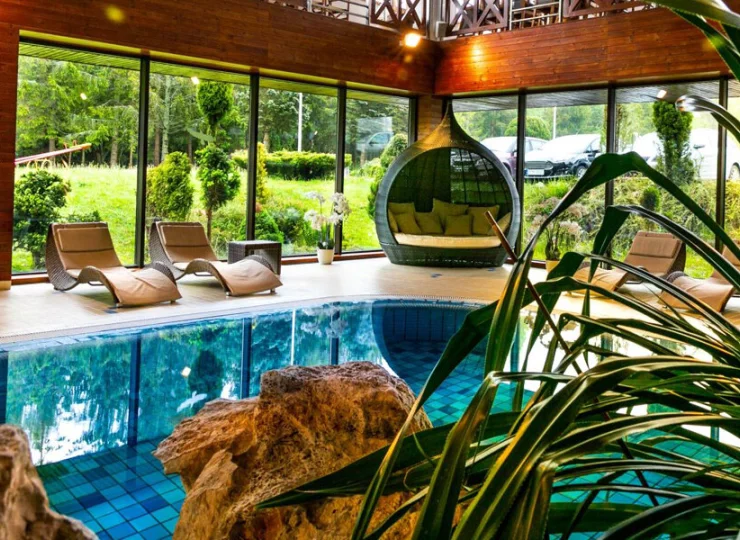 Przy basenie ustawiono leżanki i wygodne siedziska