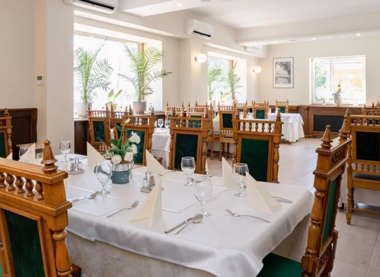 Wewnątrz czeka klimatyzowana sala restauracyjna