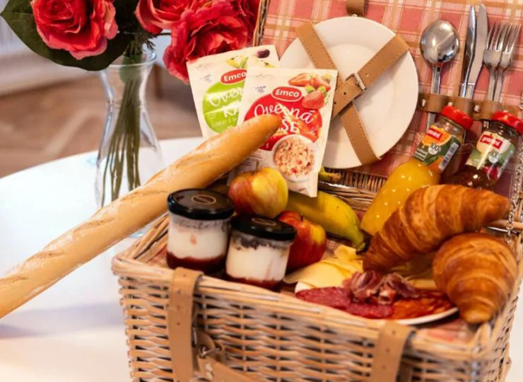 Można zamówić śniadanie do apartamentu – dostarczane w formie kosza piknikowego