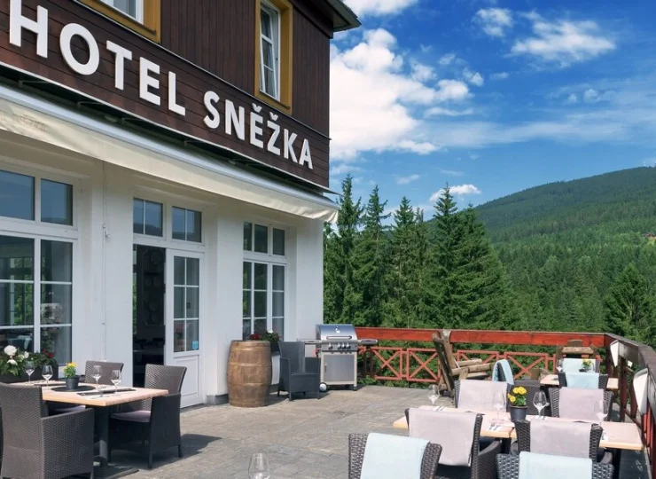 Latem warto skorzystać ze stolików na tarasie