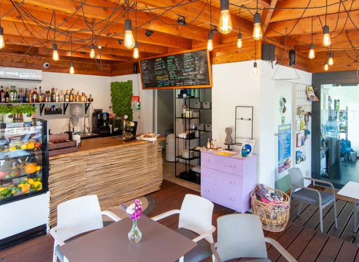 Bar Boho Café serwuje pyszne drinki, koktajle, kawę i pizzę