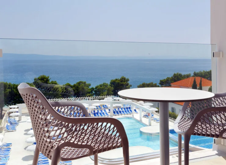 Balkon oferuje widok na kompleks basenowy oraz morze