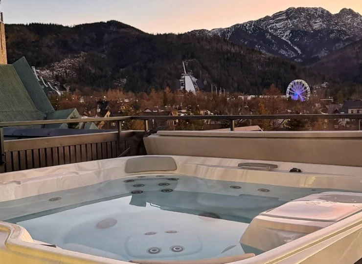 Na dachu ustawiono zewnętrzne jacuzzi z widokiem na Giewont