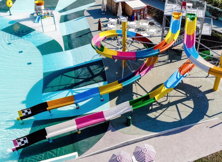 Duży, 2000-metrowy basen lagunowy z parkiem wodnym