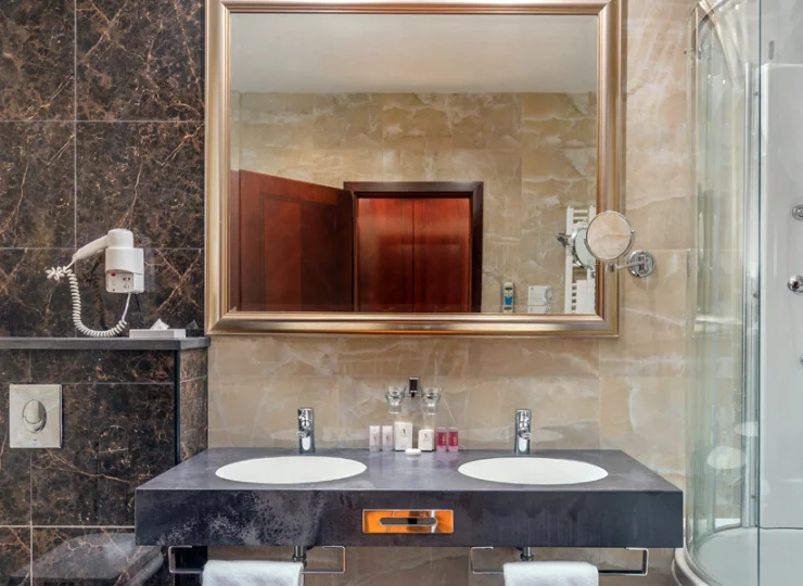 Są też suszarki do włosów, lusterka do makijażu i kosmetyki hotelowe