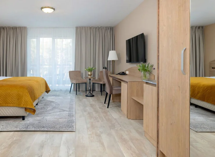 W każdym pokoju jest minibar, zestaw do parzenia kawy i herbaty, smart TV, wifi