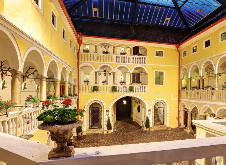 Hotel mieści się zabytkowym budynku obok parku Doblhoff