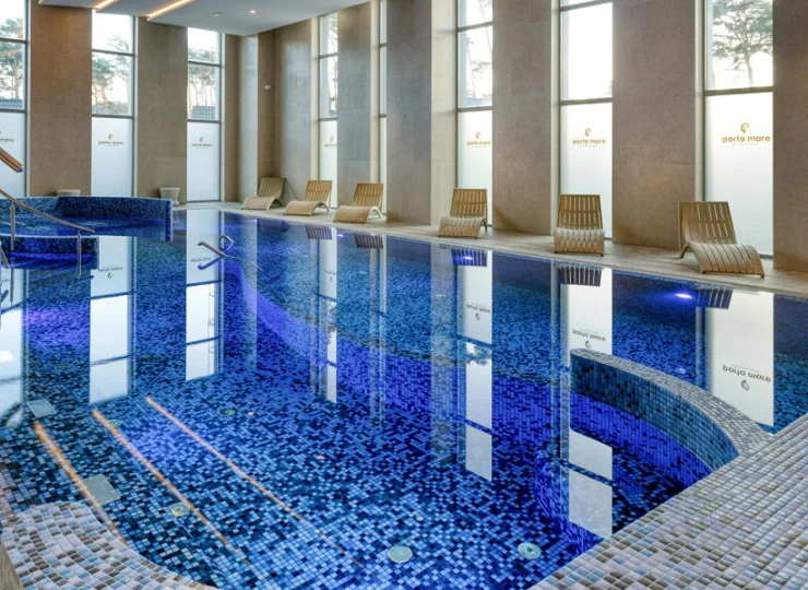 Znajdują się tu kryte baseny, wanny jacuzzi, masażery oraz wygodne leżaki