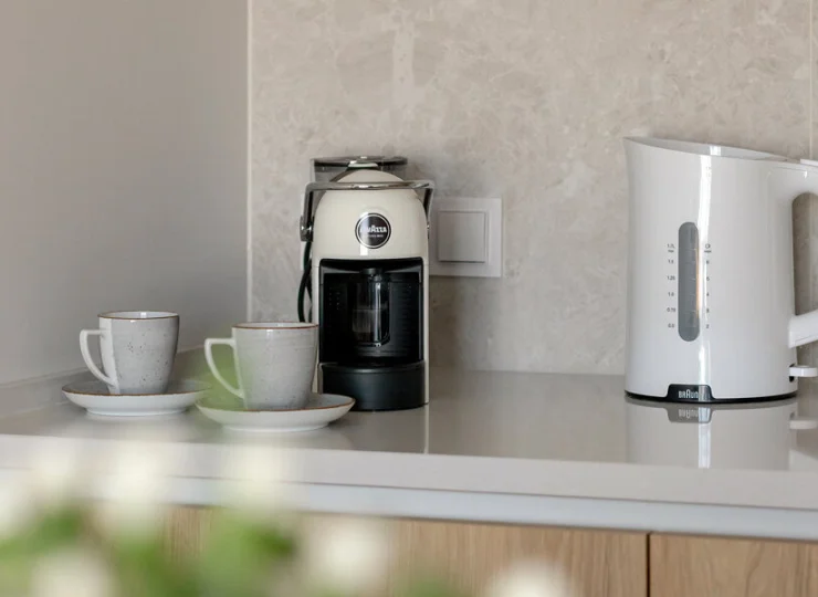 W każdym apartamencie jest czajnik i ekspres do kawy