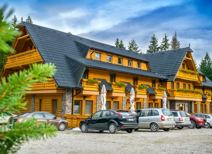 Możecie tutaj zamieszkać w wygodnym pokoju lub apartamencie Hotelu Kristina 3*