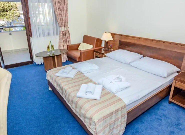 Standard connected family room to pokój rodzinny z widokiem na park