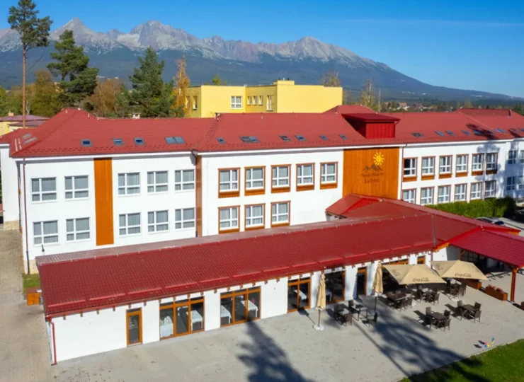 Family Resort Lučivná znajduje się u podnóża Tatr, 12 km od miasta Poprad