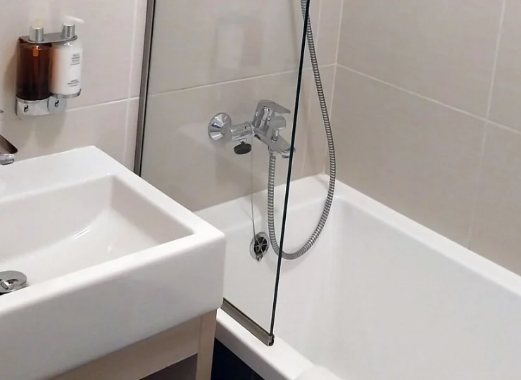W pokojach jest łazienka z prysznicem lub wanną