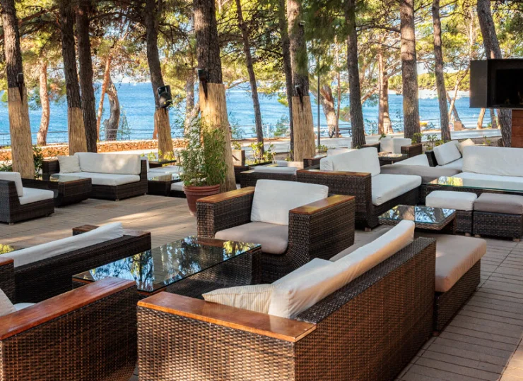 Hotel posiada też bar z tarasem przy basenie oraz Cocktail Bar przy promenadzie