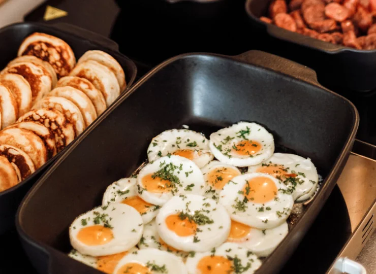 Bufet śniadaniowy jest urozmaicony