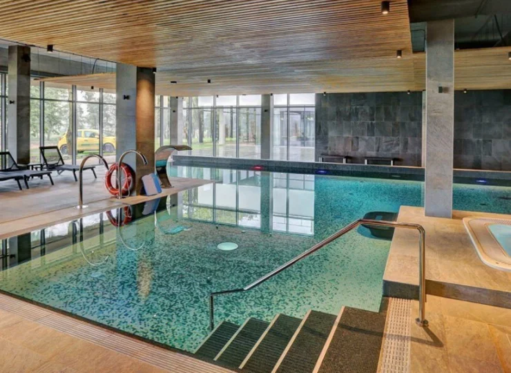 Przygotowano tam nowoczesny kryty basenu, jacuzzi i brodzik dla dzieci