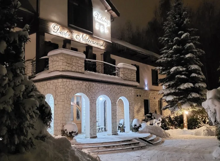 Dwór Nałęczowski to nowoczesny budynek stylizowany na polski dworek