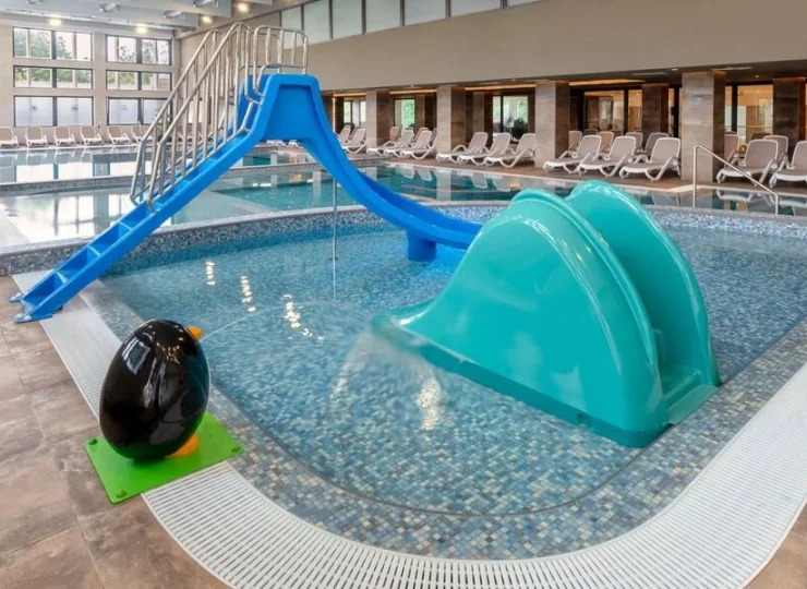 W strefie basenowej jest specjalny basen dla dzieci