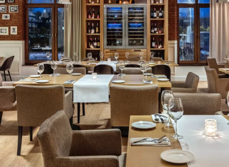 Na gości czekają codzienne śniadania i elegancka restauracja