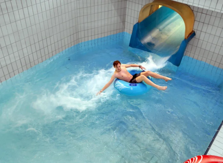 Można tutaj korzystać ze zjeżdżalni, także pontonowych