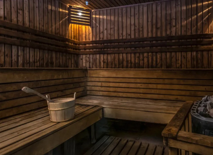 Jest tam sauna fińska i aromatyczna, łaźnia parowa, grota solna, ścieżka Kneippa