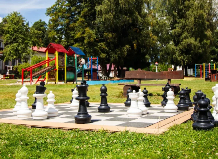 Wielkie szachy obok placu zabaw