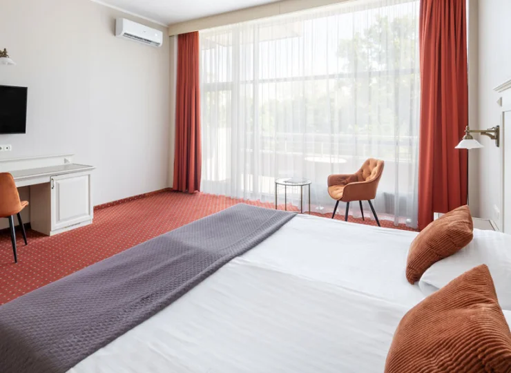 Pokoje i apartamenty mieszczą się w dwóch połączonych budynkach