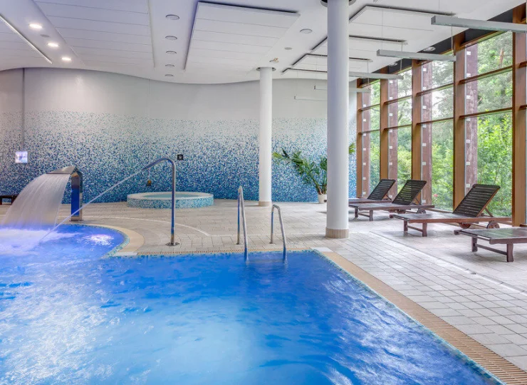 Holiday Inn Resort Warszawa Józefów to hotel pod Warszawą z basenem