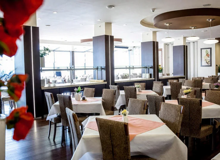 Kompleks dysponuje klimatyzowaną jadalnią na 200 miejsc z widokiem na góry