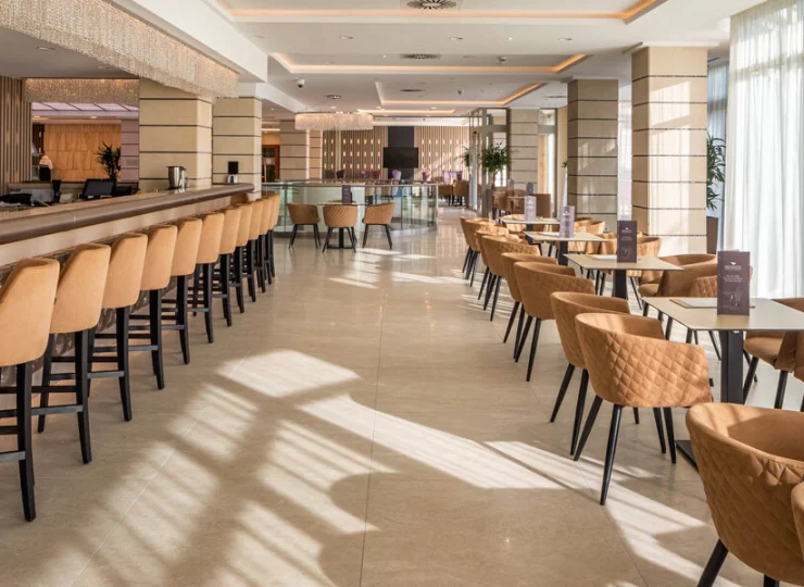W hotelu jest restauracja i 4 bary
