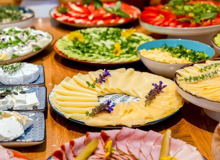 Śniadanie przeważnie jest organizowane w formie bufetu