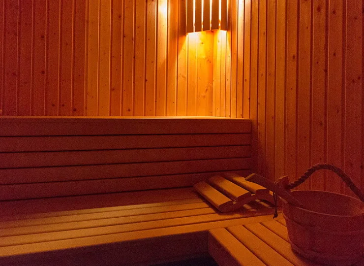 Za dodatkową opłatą można skorzystać z seansu w saunie