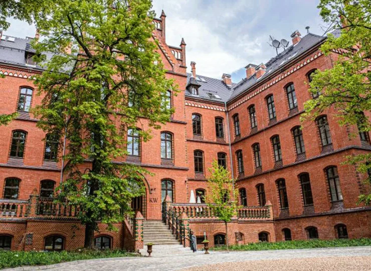 Pokoje urządzono w zabytkowym XIX-wiecznym budynku klasztornym