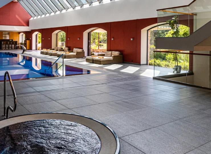 Z basenem sąsiaduje jacuzzi