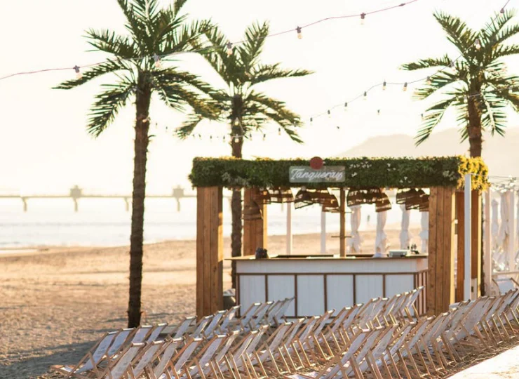 Przy beach barze są leżaki i inne udogodnienia