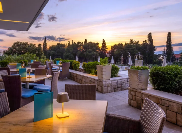 Zachód słońca na jednym z hotelowych tarasów