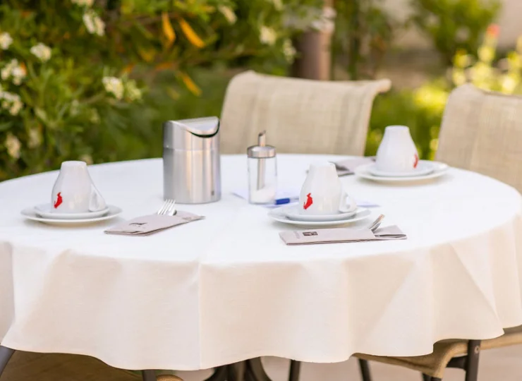 Śniadanie można zjeść wygodnie na zewnętrznym tarasie