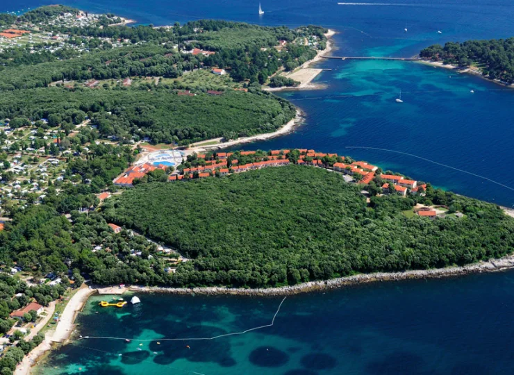 Resort Petalon**** jest malowniczo położony na wybrzeżu Istrii