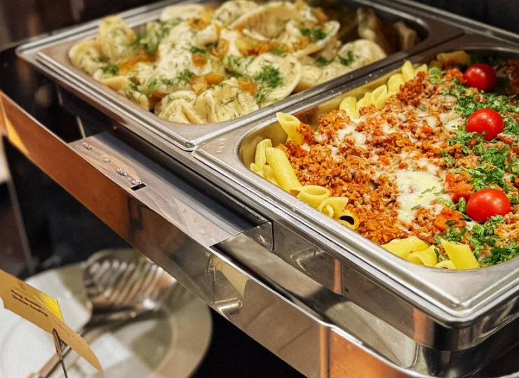 Bufet obiadokolacyjny oferuje ciepłe dania do wyboru