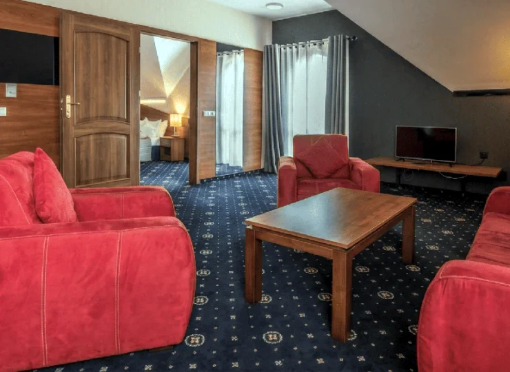 Przestronny apartament oprócz sypialni ma wygodną część dzienną