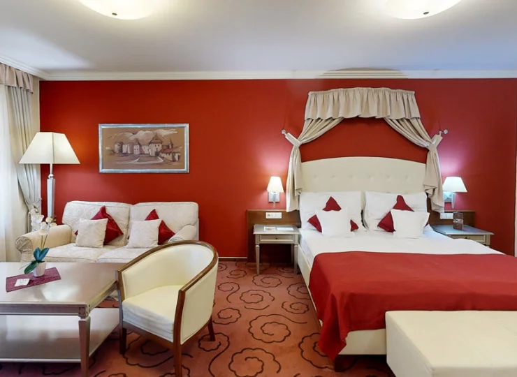 Apartament Junior Suite zawiera część dzienną obok sypialnej