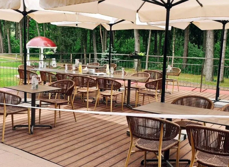 Latem hotelowa restauracja zaprasza do stolików na tarasie