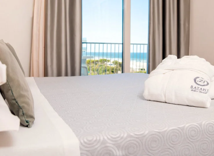 Położone wyżej pokoje typu superior umożliwiają widok na morze