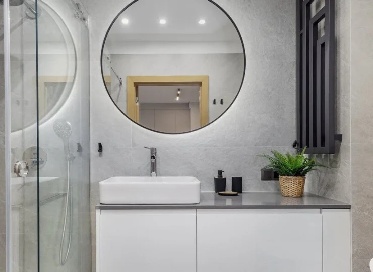 Nowoczesna łazienka z prysznicem i suszarką do włosów