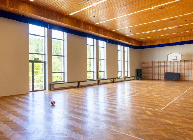 Jest także sala gimnastyczna oraz zewnętrzne boisko - baza sportowa w górach