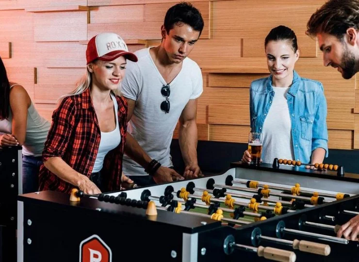 Można tu zagrać w piłkarzyki, bilard, ping ponga