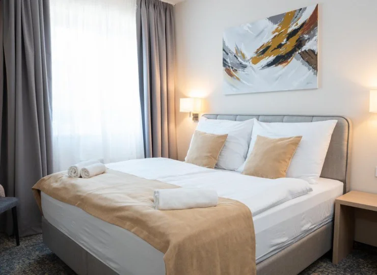 W każdym pokoju i apartamencie jest minibar i sejf