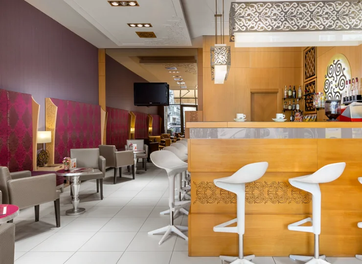 Lobby Bar oferuje kawę, herbatę, koktajle oraz kanapki i przekąski