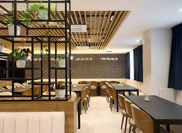 Barbarka przygotowuje dla gości śniadania i obiadokolacje